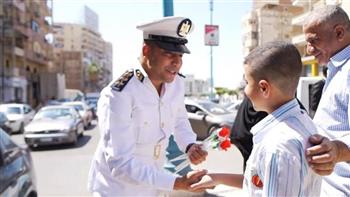   رجال الشرطة يواصلون الاحتفال مع المواطنين بـ عيد الأضحى المبارك