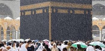   وسط فرحة وتكبيرات ضيوف الرحمن .. هطول الأمطار بكثافة على مكة المكرمة