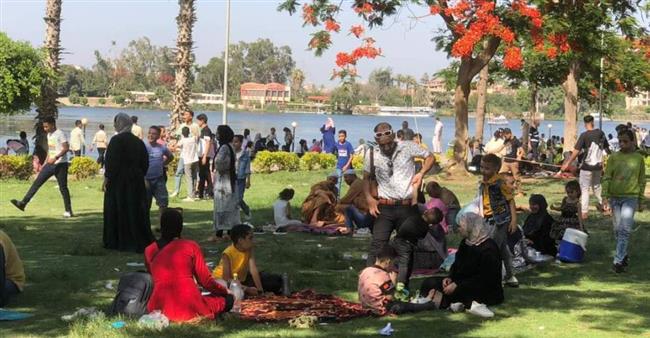حدائق القناطر الخيرية عامرة بالزوار فى ثالث أيام العيد 