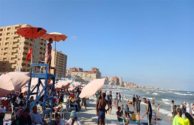  ثالث أيام العيد .. إقبال كبير على شواطئ الإسكندرية