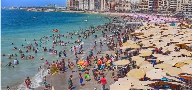 مصايف الإسكندرية: نسب الإشغال وصلت 100% ببعض الشواطئ قبل ظهر ثالث أيام العيد