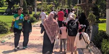   توافد المواطنين على حدائق القناطر الخيرية فى رابع أيام العيد 