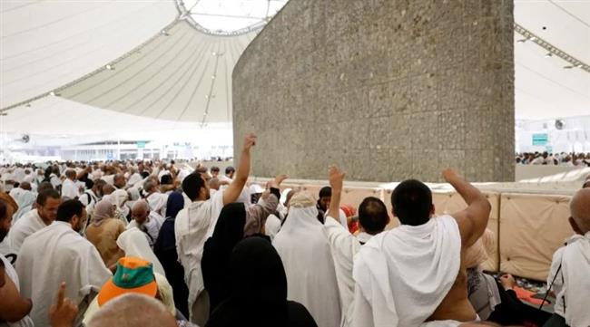 حجاج بيت الله الحرام يرمون الجمرات الثلاث في آخر أيام الحج وثالث أيام التشريق