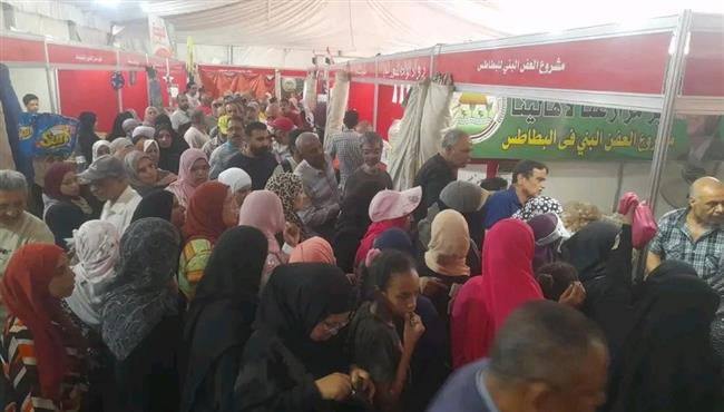 "الزراعة": إقبال المواطنين على معرض "خير مزارعنا لأهالينا" بـ المتحف الزراعي