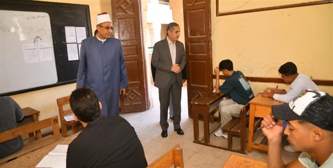 محافظ الغربية يتابع أداء الطلاب في امتحانات الثانوية الأزهرية بالمحلة 