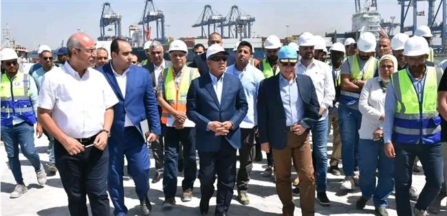 وزير النقل يتفقد مواقع العمل بالمشروعات التنموية والخدمية في ميناء الدخيلة