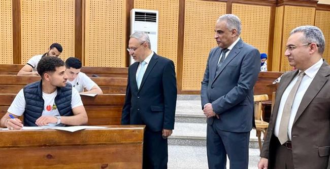 رئيس جامعة طنطا يتفقد لجان امتحانات الفصل الدراسي الثاني بكلية الهندسة 