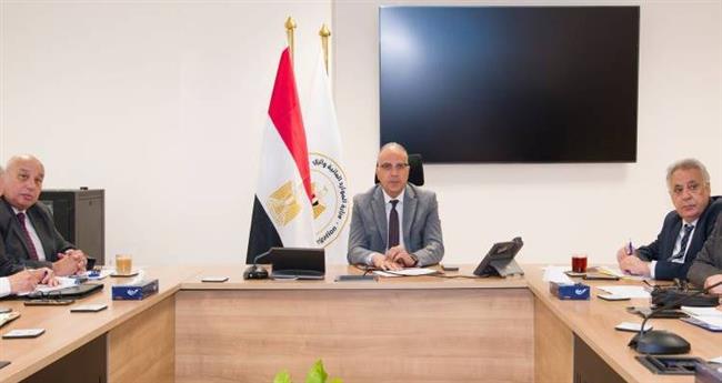 وزير الري يوجه بمتابعة التصرفات المائية بالترع والمناسيب بالمصارف الزراعية