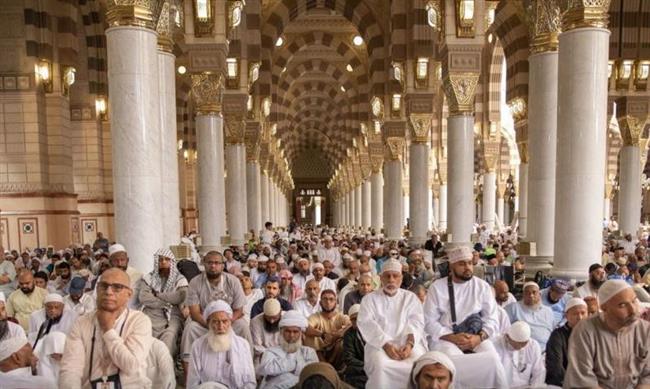 ضيوف الرحمن يؤدون صلاة أول جمعة بعد مناسك الحج في المسجد النبوي