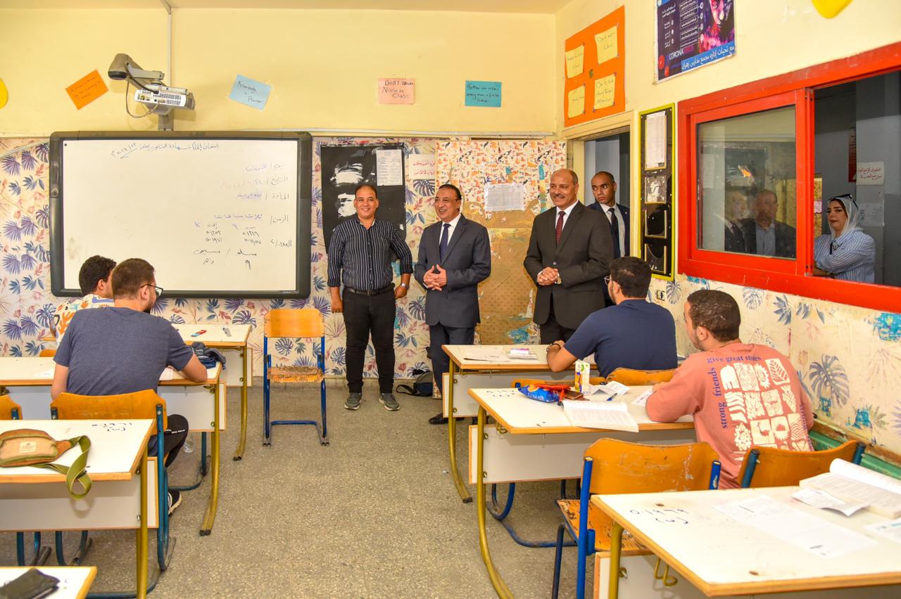 محافظ الإسكندرية يتفقد عددًا من المدارس للاطمئنان على سير امتحانات الثانوية العامة