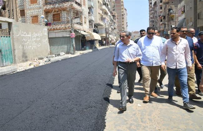 محافظ الغربية يتفقد أعمال طبقة الأسفلت الرابطة بـ شارع ترعة الشيتي بحي أول طنطا