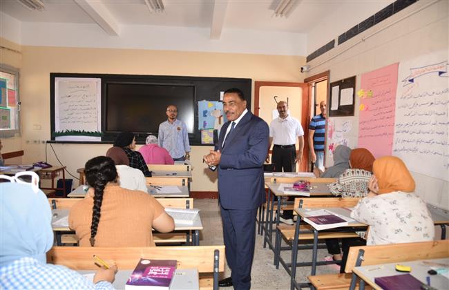 جولة لـ محافظ مطروح داخل لجان الثانوية العامة