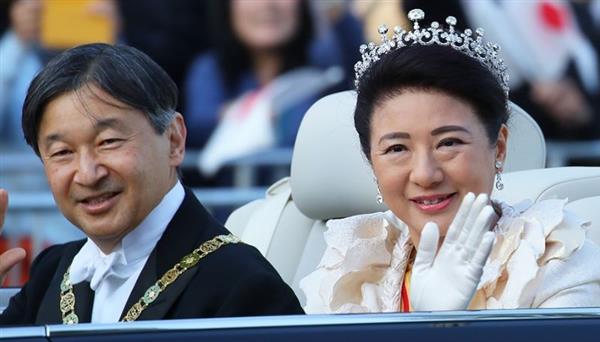 إمبراطور اليابان وزوجته يتوجهان إلى بريطانيا في زيارة لمدة 8 أيام