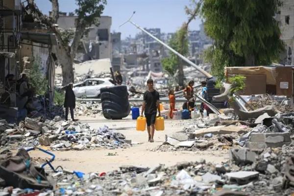 "نيويورك تايمز": طلاب الثانوية الفلسطينيين يعلقون أحلامهم مع استمرار حرب غزة