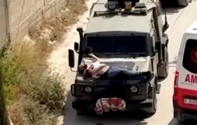 واشنطن بوست: الرجل المقيد في عربة الجيش الإسرائيلي كان فلسطينيا مصابا