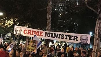   متظاهرون يضرمون النار أمام مقر حزب الليكود في تل أبيب