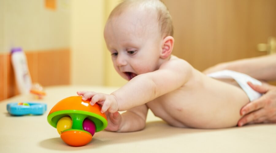 أنشطة لتطوير النمو الذهني والحركي لطفلك من عمر 6 شهور