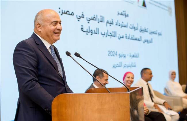 محافظ قنا يشارك في مؤتمر ضمن مشروع التنمية الحضرية المتكاملة "حيينا"