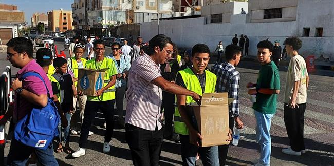 "المصريين" يوزع مياه معدنية وعصائر على طلاب الثانوية العامة بالبحر الأحمر