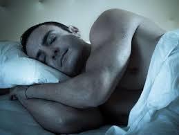 هل يجوز النوم عاريا بسبب الحر الشديد؟