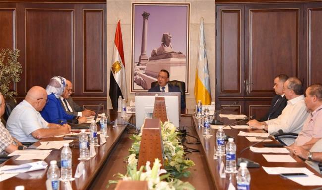 محافظ الإسكندرية يناقش أعضاء اللجنة الدائمة لحصر المباني والمنشآت ذات الطراز المعماري