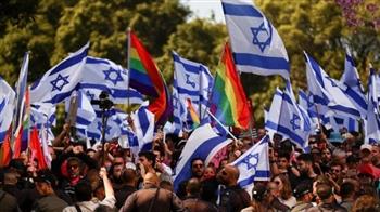   إعلام إسرائيلي: عائلات المحتجزين وعشرات النشطاء يتظاهرون وسط تل أبيب