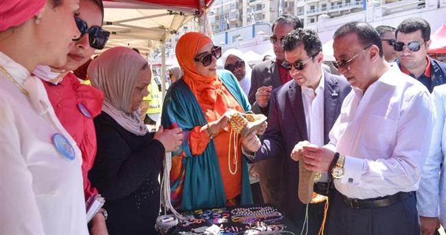 محافظ الإسكندرية يفتتح معرض للأسر المنتجة