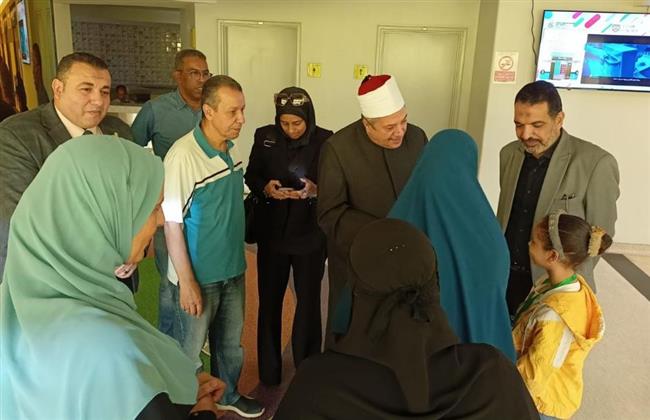 رئيس قطاع المعاهد الأزهرية يزور الطلاب الممتحنين بمستشفى 57357