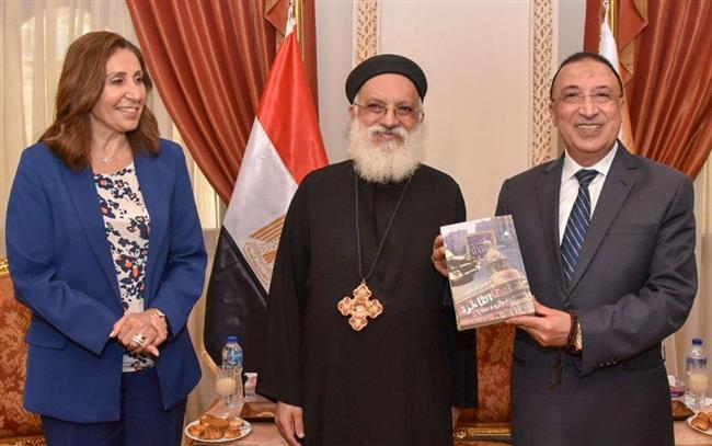 محافظ الإسكندرية و وزيرة الثقافة يفتتحان معرض كتاب الكاتدرائية المرقسية