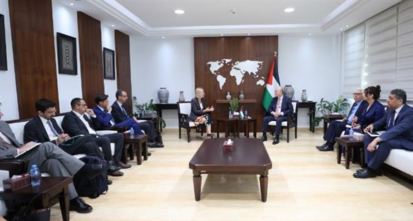 رئيس الوزراء الفلسطيني يُطلع مسؤولة أوروبية على مجمل التطورات في الأراضي المحتلة