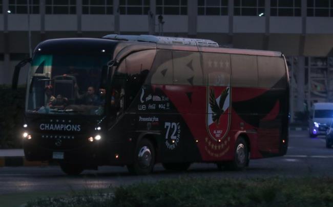 الدوري المصري .. حافلة الأهلي تصل استاد القاهرة لخوض مباراة فاركو