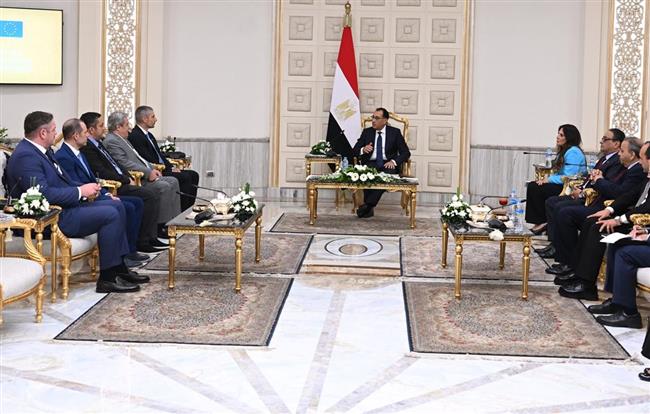رئيس الوزراء يلتقي مسئولي شركة "في جروب" اليونانية لاستعراض أوجه التعاون