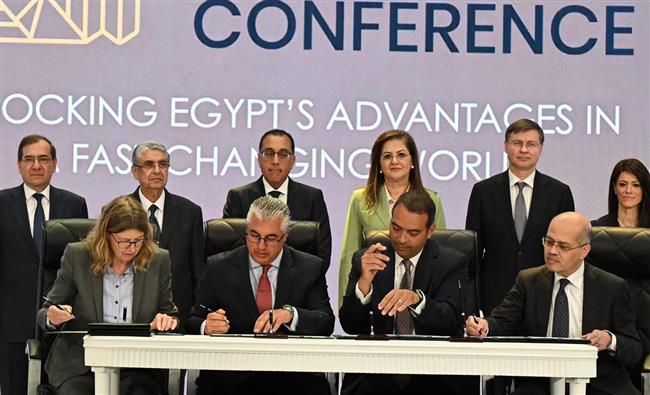 رئيس الوزراء يشهد توقيع اتفاقية دراسة جدوى لتصنيع السيارات بشرق بورسعيد