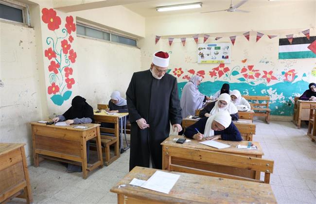 وكيل الأزهر يتفقد لجان امتحانات الشهادة الثانوية في مادة الأحياء