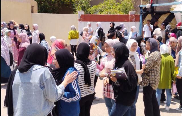 طلاب الثانوية العامة بالقليوبية يشكون صعوبة امتحان الفيزياء