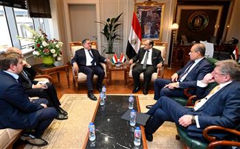 وزير التجارة والصناعة يبحث مع وزير الاقتصاد المجري سبل تنمية العلاقات بين البلدين