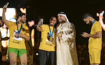 حسين الجسمي يحتفل بثنائية نادي الوصل الإماراتي "الدوري والكأس"