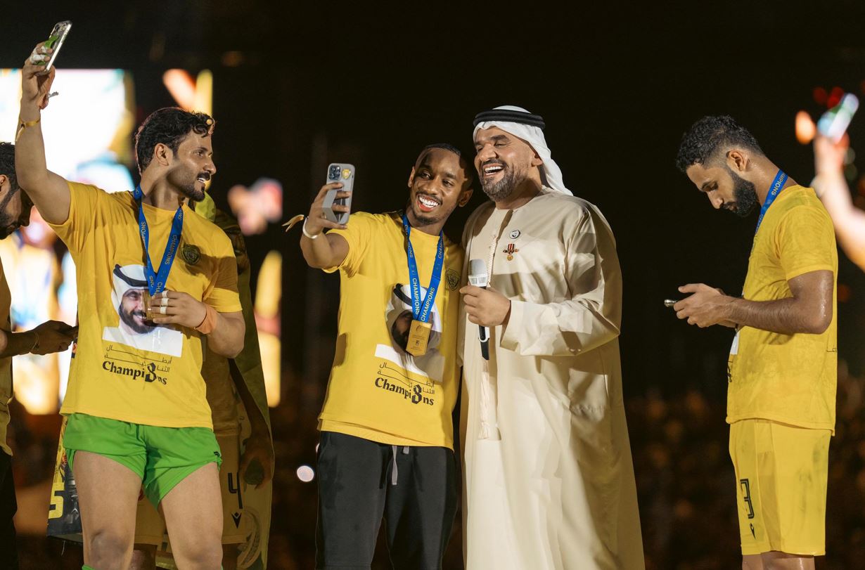 حسين الجسمي يحتفل بثنائية نادي الوصل الإماراتي "الدوري والكأس"