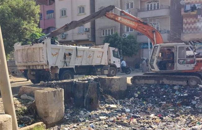 رفع 30 طنا من نواتج تطهير ترعة الساحل في القليوبية