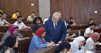 رئيس جامعة القاهرة يتفقد سير الامتحانات بكليات التجارة والآداب ودار العلوم