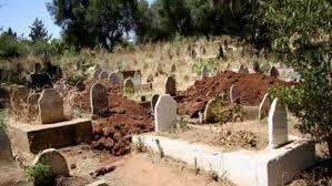   ما حكم دفن الرجال مع النساء في مقبرة؟