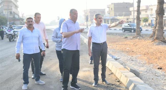 محافظ الغربية يتابع اعمال الرصف الجارية بكفر الزيات 