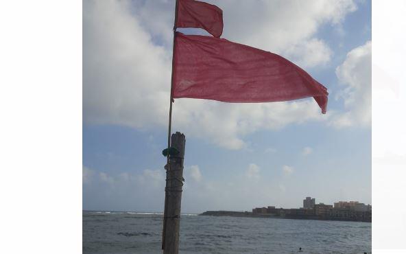 شواطئ الإسكندرية ترفع الرايات الحمراء لتحذير المصطافين