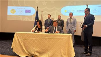   وزير التجارة يشهد توقيع بروتوكول تعاون بين مبادرة "ابدأ" ومجموعة مون دراجون الإسبانية