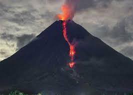 ثوران بركان جبل "إيبو" مجددًا في إندونيسيا مطلقًا أعمدة رماد كثيفة