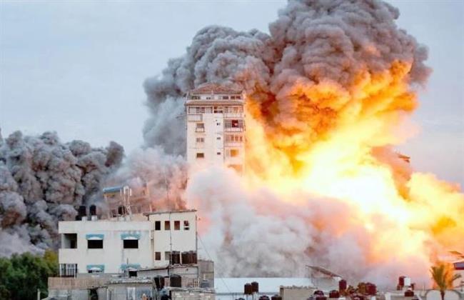 استشهاد 7 فلسطينيين في قصف الاحتلال مركز إيواء .. واستهداف أبراج سكنية في مخيم "البريج"