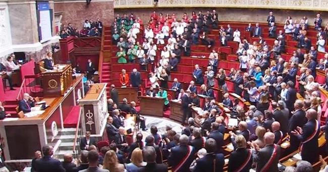 نواب يساريون بالبرلمان الفرنسي يشكلون علم فلسطين خلال جلسة للجمعية الوطنية