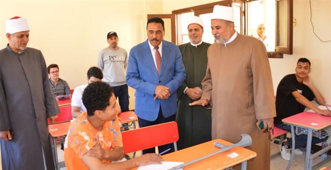 محافظ مطروح يتفقد لجان الثانوية الأزهرية 