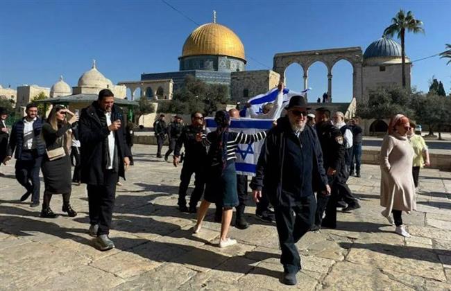 مئات المستوطنين يقتحمون المسجد الأقصى .. والاحتلال يشدد إجراءاته