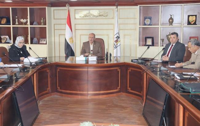 بني سويف .. السكرتير العام يترأس اجتماع لجنة تنظيم التعاقدات